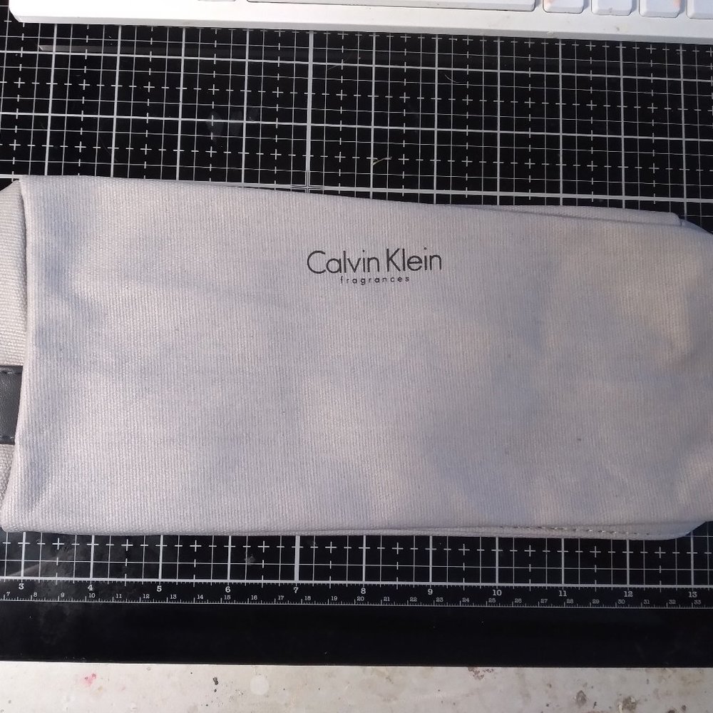 Calvin Klein Fragrances Mens Toletries Bag Gray